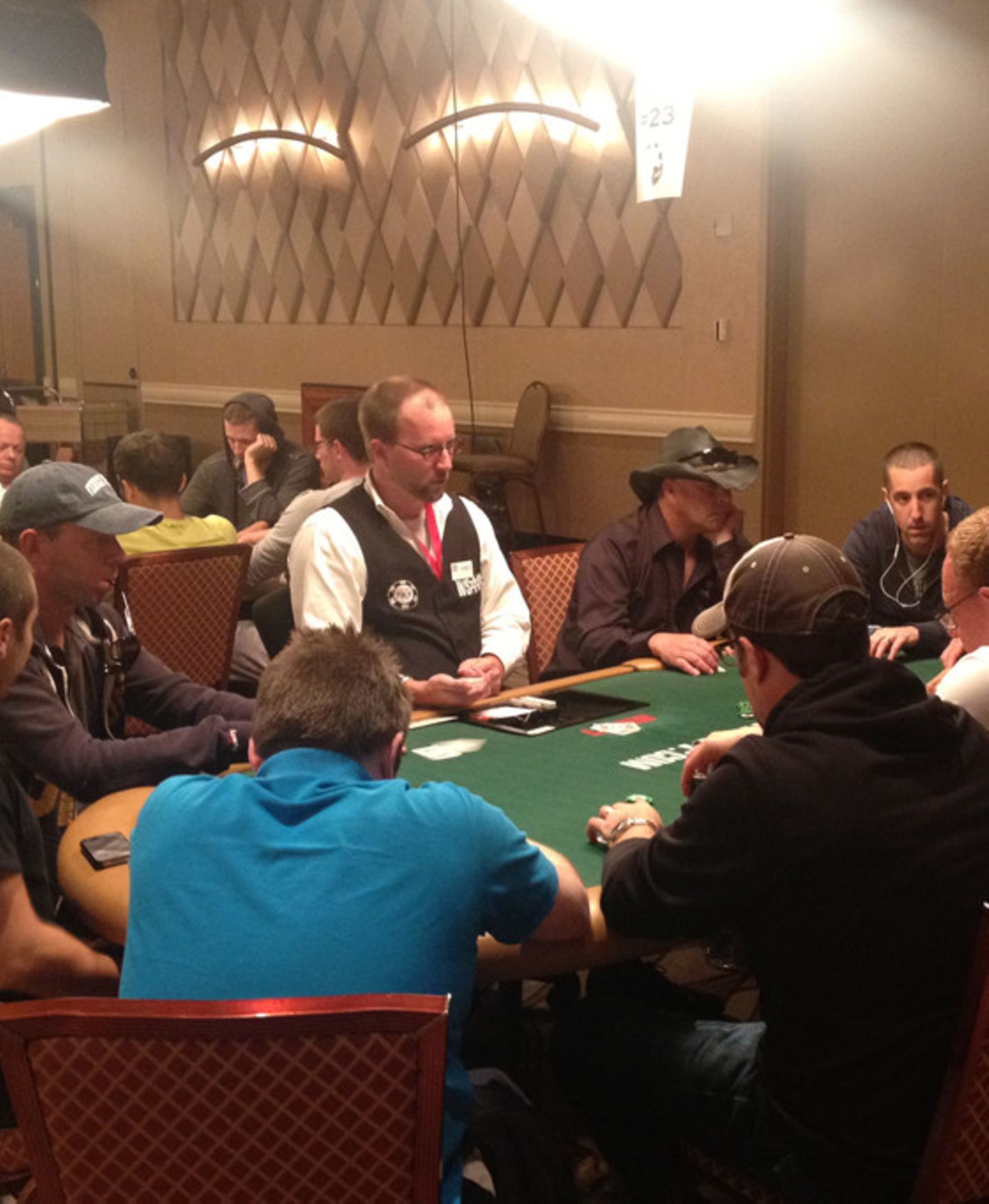Das erste Pokerturnier der World Series im Rio-Casino beginnt. Die Spieler schieben zehntausende Dollar über den Tisch, lassen sich Fritten mit Chicken Wings servieren oder von stämmigen Mädels massieren. Der Mann mit dem schwarzen Hut sieht aus wie Vin Diesel und verliert eine Runde nach der anderen. Vielleicht, weil er sich so bemüht, wie ein Pokergenie aus einem Film auszusehen. Es ist, als würde man bei einem Autounfall zusehen. Nur besser. Das erste Pokerturnier der World Series im Rio-Casino beginnt. Die Spieler schieben zehntausende Dollar über den Tisch, lassen sich Fritten mit Chicken Wings servieren oder von stämmigen Mädels massieren. Der Mann mit dem schwarzen Hut sieht aus wie Vin Diesel und verliert eine Runde nach der anderen. Vielleicht, weil er sich so bemüht, wie ein Pokergenie aus einem Film auszusehen. Es ist, als würde man bei einem Autounfall zusehen. Nur besser.