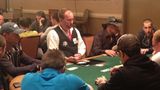 Das erste Pokerturnier der World Series im Rio-Casino beginnt. Die Spieler schieben zehntausende Dollar über den Tisch, lassen sich Fritten mit Chicken Wings servieren oder von stämmigen Mädels massieren. Der Mann mit dem schwarzen Hut sieht aus wie Vin Diesel und verliert eine Runde nach der anderen. Vielleicht, weil er sich so bemüht, wie ein Pokergenie aus einem Film auszusehen. Es ist, als würde man bei einem Autounfall zusehen. Nur besser.