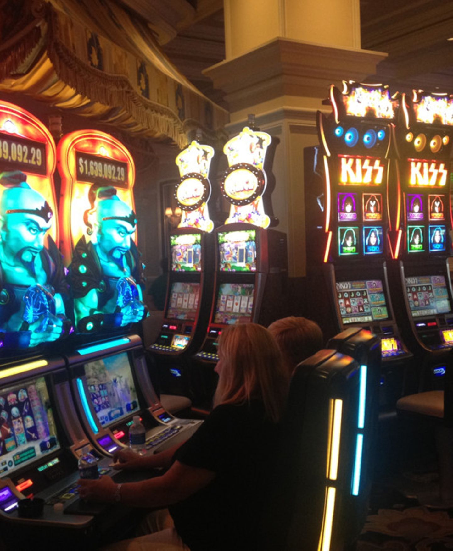 In Las Vegas, tut mir leid, ist so, sind auffallend viele Leute im Rollstuhl oder mit Rollator unterwegs. Der Mann auf dem Bild, der sein Glück am Lampengeist-Automat versucht, hat seine Gehhilfe um die Ecke geparkt. Überall übergewichtige Amis mit elektrischen Wägelchen, Vietnam-Veteranen und Hausfrauen auf Krücken. Vielleicht denkt jemand, der im Leben extrem viel Pech hatte, dass ihm das Leben noch etwas schuldig ist und kommt deswegen mit großen Vorsätzen nach Vegas. Irgendwie auch eine schöne Vorstellung, finde ich. In Las Vegas, tut mir leid, ist so, sind auffallend viele Leute im Rollstuhl oder mit Rollator unterwegs. Der Mann auf dem Bild, der sein Glück am Lampengeist-Automat versucht, hat seine Gehhilfe um die Ecke geparkt. Überall übergewichtige Amis mit elektrischen Wägelchen, Vietnam-Veteranen und Hausfrauen auf Krücken. Vielleicht denkt jemand, der im Leben extrem viel Pech hatte, dass ihm das Leben noch etwas schuldig ist und kommt deswegen mit großen Vorsätzen nach Vegas. Irgendwie auch eine schöne Vorstellung, finde ich.