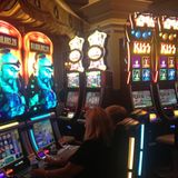 In Las Vegas, tut mir leid, ist so, sind auffallend viele Leute im Rollstuhl oder mit Rollator unterwegs. Der Mann auf dem Bild, der sein Glück am Lampengeist-Automat versucht, hat seine Gehhilfe um die Ecke geparkt. Überall übergewichtige Amis mit elektrischen Wägelchen, Vietnam-Veteranen und Hausfrauen auf Krücken. Vielleicht denkt jemand, der im Leben extrem viel Pech hatte, dass ihm das Leben noch etwas schuldig ist und kommt deswegen mit großen Vorsätzen nach Vegas. Irgendwie auch eine schöne Vorstellung, finde ich.