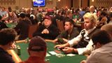 Zurück im Rio-Casino bei der Weltmeisterschaft. Inzwischen ist es kurz vor Mitternacht. Die Spieler sitzen seit elf Stunden am Tisch. Zum ersten Mal fällt mir auf, dass ich in den letzten beiden Tagen höchstens zehn Frauen gesehen habe, aber achthundert Männer – und einen Croupier, der offensichtlich viel Geld und Zeit in seine Frisur steckt und es auch ein bisschen geil findet, von mir fotografiert zu werden. Ich tue ihm den Gefallen und schieße noch ein Foto.