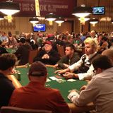 Zurück im Rio-Casino bei der Weltmeisterschaft. Inzwischen ist es kurz vor Mitternacht. Die Spieler sitzen seit elf Stunden am Tisch. Zum ersten Mal fällt mir auf, dass ich in den letzten beiden Tagen höchstens zehn Frauen gesehen habe, aber achthundert Männer – und einen Croupier, der offensichtlich viel Geld und Zeit in seine Frisur steckt und es auch ein bisschen geil findet, von mir fotografiert zu werden. Ich tue ihm den Gefallen und schieße noch ein Foto.