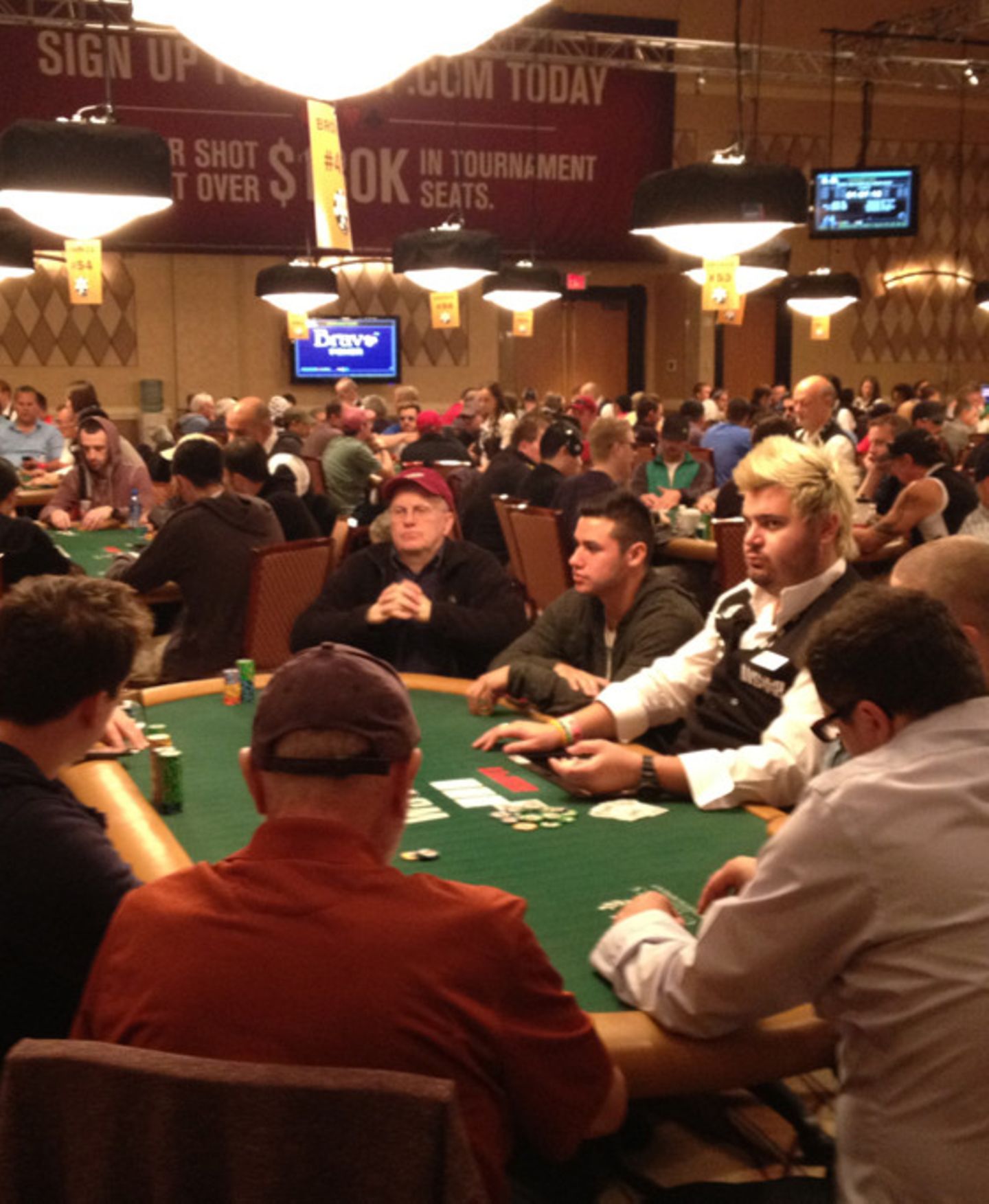 Zurück im Rio-Casino bei der Weltmeisterschaft. Inzwischen ist es kurz vor Mitternacht. Die Spieler sitzen seit elf Stunden am Tisch. Zum ersten Mal fällt mir auf, dass ich in den letzten beiden Tagen höchstens zehn Frauen gesehen habe, aber achthundert Männer – und einen Croupier, der offensichtlich viel Geld und Zeit in seine Frisur steckt und es auch ein bisschen geil findet, von mir fotografiert zu werden. Ich tue ihm den Gefallen und schieße noch ein Foto.