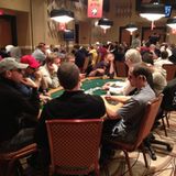 Je später es wird, desto mehr Spieler ziehen ihre Sonnenbrillen auf. Das grelle Licht flimmert in den Augen. Joe Cocker (mittig) überlegt, ob er nochmals achttausend Dollar setzen soll. Er stöhnt so laut, dass ich kurz erschrecke. Aber dann gewinnt er den ganzen Pot und ich freue mich so sehr mit ihm, als ob ich selbst gerade reich geworden wäre.