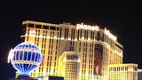 Raus in die Nacht: Es hat nur noch 39 Grad. Angenehm. Die Stadt ist abgefucked, aber genau diese Verdorbenheit macht ihre Schönheit aus. Ich liebe Las Vegas.