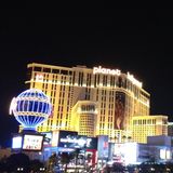 Raus in die Nacht: Es hat nur noch 39 Grad. Angenehm. Die Stadt ist abgefucked, aber genau diese Verdorbenheit macht ihre Schönheit aus. Ich liebe Las Vegas.