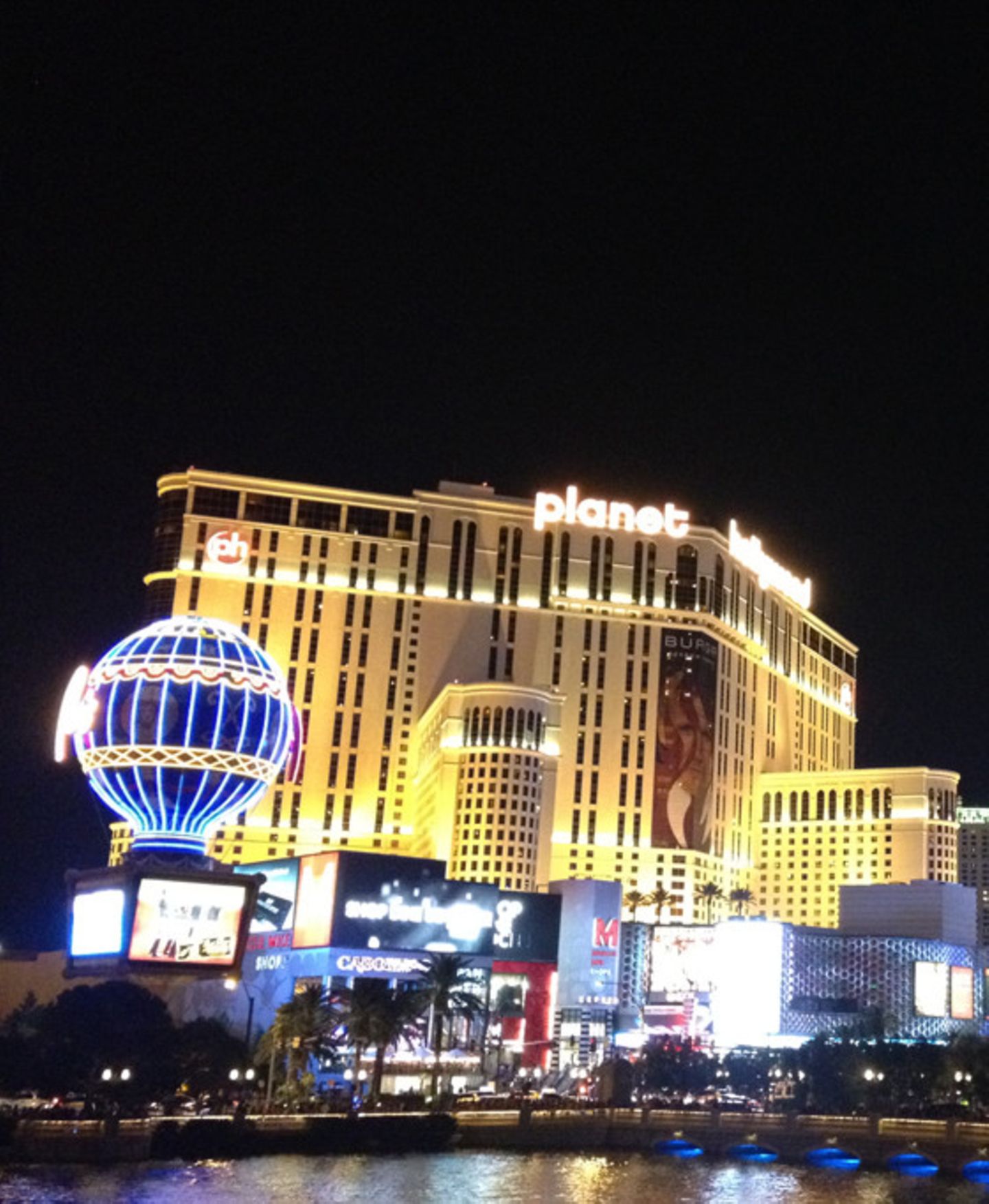 Raus in die Nacht: Es hat nur noch 39 Grad. Angenehm. Die Stadt ist abgefucked, aber genau diese Verdorbenheit macht ihre Schönheit aus. Ich liebe Las Vegas.