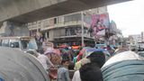 Analoge Probleme: Nach der Ankunft stehe ich in Dhaka, der Hauptstadt Bangladeschs, erst mal ein paar Stunden im Stau. Der Information Highway ist ganz weit weg.