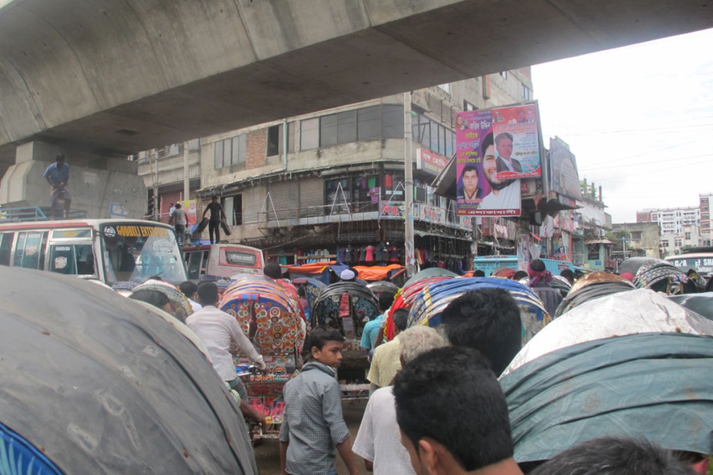 Analoge Probleme: Nach der Ankunft stehe ich in Dhaka, der Hauptstadt Bangladeschs, erst mal ein paar Stunden im Stau. Der Information Highway ist ganz weit weg. Analoge Probleme: Nach der Ankunft stehe ich in Dhaka, der Hauptstadt Bangladeschs, erst mal ein paar Stunden im Stau. Der Information Highway ist ganz weit weg.