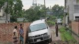 Auch der Monsun macht Stress. Auf der Reise in den Norden des Landes versinkt unser Auto so tief im Schlamm, dass es per Kran befreit werden muss.