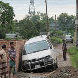 Auch der Monsun macht Stress. Auf der Reise in den Norden des Landes versinkt unser Auto so tief im Schlamm, dass es per Kran befreit werden muss.