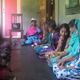 Unterwegs mit den Info Ladys. Hier lernt eine Gruppe von Mädchen mit Hilfe eines Internet-Videoclips, wie man Kleider näht und verkauft.