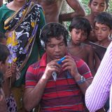 Shahabuddin, 31, versucht gerade, mit seiner Frau, die in Bahrain wohnt, ein Skype-Gespräch zu führen.