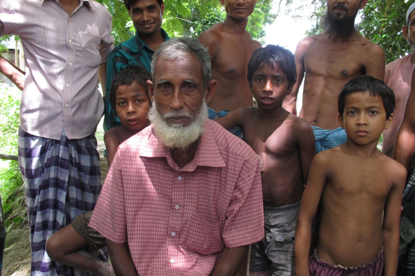 Abdul Kadir Khan ist ein Bauer und, so glaubt er, etwa sechzig Jahre alt. Gerade hat die Info Lady ihm und seinen Kollegen ein Video gezeigt, in dem erklärt wird, wie man mit Hilfe eines speziellen Salzes gute von schlechten Reissamen trennt.