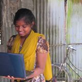 Das Mädchen hier heißt Sourovi, ist siebzehn Jahre alt und sucht im Web nach den Sprechzeiten des Arztes in der nächsten Stadt – eine Freundin von ihr ist krank.