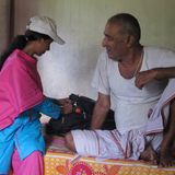 Dieser Mann will seinen Blutzuckerspiegel kontrollieren lassen. Die Info Lady trägt die Werte ihrer Patienten in ein Internet-Formular ein. So bleibt der Arzt in der nächsten Stadt auf dem Laufenden.