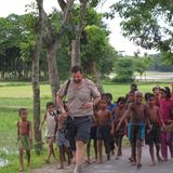 Wirklichen Tourismus gibt es in Bangladesch noch nicht. Der Fotograf Daniel Berehulak und ich fielen also auf. Daniels Füße sind so schmutzig, weil er gerade in einem Reisfeld herumgewatet ist – auf der Suche nach dem perfekten Bild.