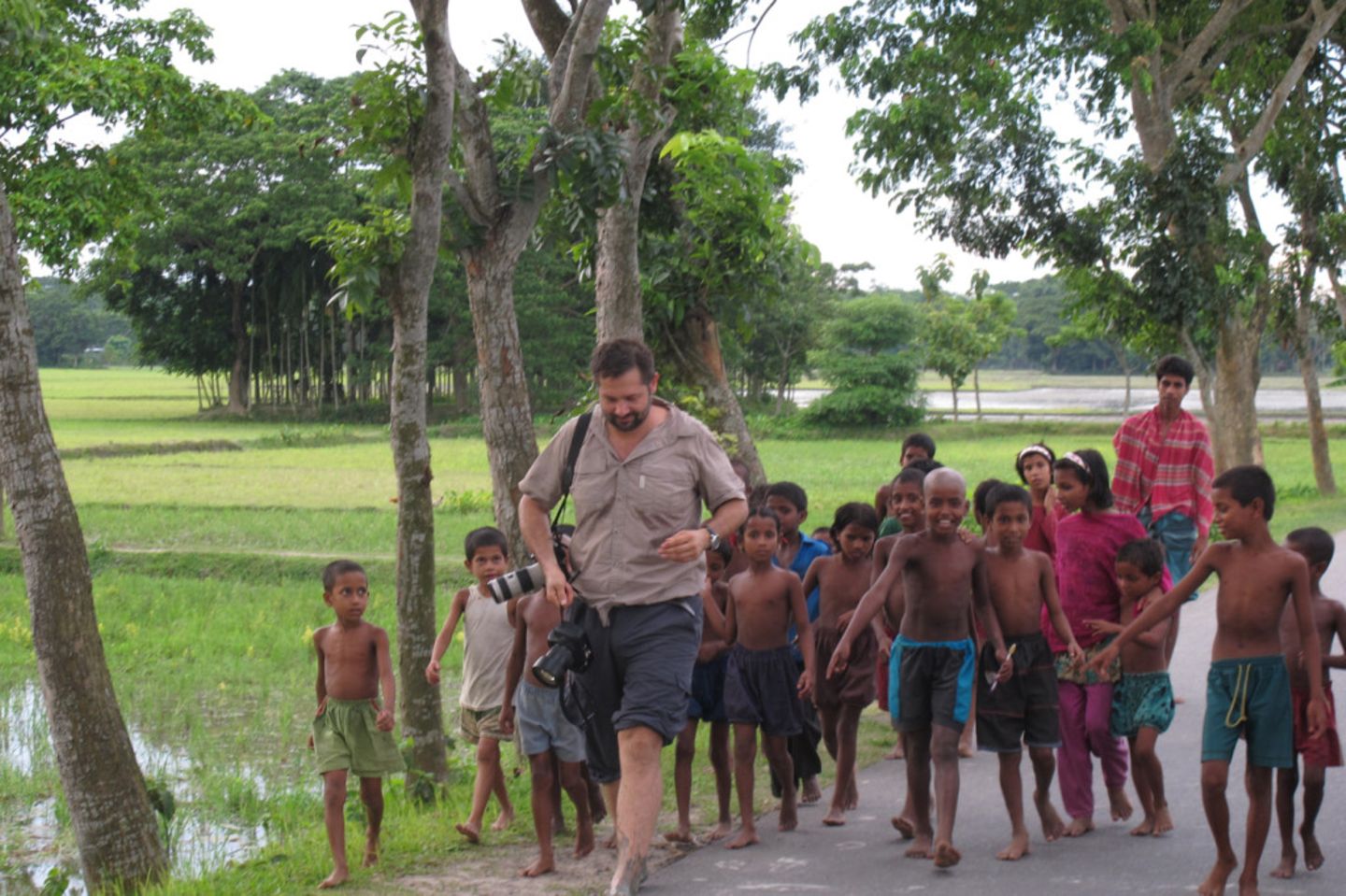 Wirklichen Tourismus gibt es in Bangladesch noch nicht. Der Fotograf Daniel Berehulak und ich fielen also auf. Daniels Füße sind so schmutzig, weil er gerade in einem Reisfeld herumgewatet ist – auf der Suche nach dem perfekten Bild.