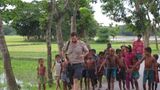 Wirklichen Tourismus gibt es in Bangladesch noch nicht. Der Fotograf Daniel Berehulak und ich fielen also auf. Daniels Füße sind so schmutzig, weil er gerade in einem Reisfeld herumgewatet ist – auf der Suche nach dem perfekten Bild.