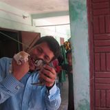 Und das hier ist unser Übersetzer Mosharrof Hossain, der Kätzchen und andere Tierbabys offenbar nicht nur in Form von Internetclips mag.