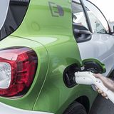 Im nächsten Jahr wird es ein 22 kW-Schnellladegerät geben, dass die 17,6 kWh-Lithium-Ionen-Akkus des Smart in rund 45 Minuten au