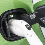 Der Stecker lässt sich kinderleicht mit dem Auto verbinden