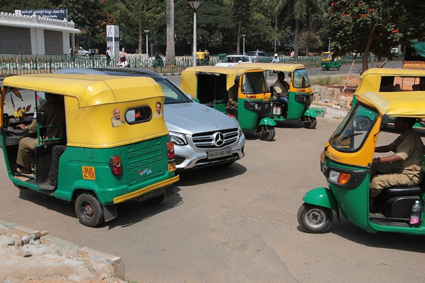 Kleine Tuk-Tuks umschwirren den Mercedes, wie das Motten das Licht
