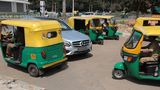 Kleine Tuk-Tuks umschwirren den Mercedes, wie das Motten das Licht