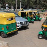 Kleine Tuk-Tuks umschwirren den Mercedes, wie das Motten das Licht