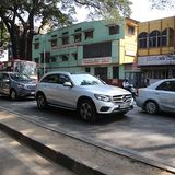 Busse und Stufenheck-Limousinen, wohin das Auge reicht