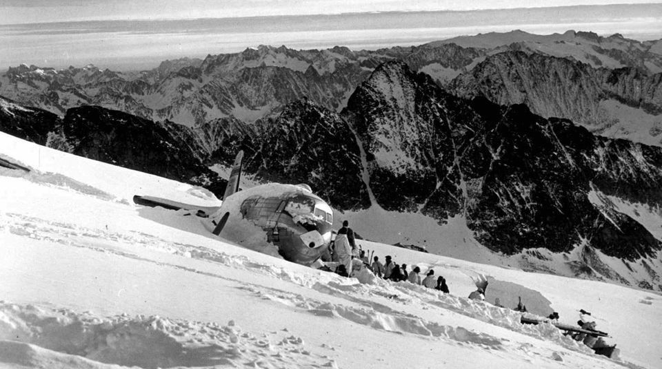 Dakota DC-3 der US Air-Force auf dem Gauligletscher Dakota DC-3 der US Air-Force auf dem Gauligletscher
