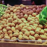 Lagerung  Nüsse sollten niemals in Plastik verpackt aufbewahrt werden. In Plastikverpackungen kann sich Feuchtigkeit bilden, das wiederum fördert Schimmel. Frische Nüsse entweder in einem Netz oder in einer Holzkiste lagern. So bleiben sie länger haltbar.