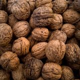 Schwarze Stellen auf der Schale  Bei unbehandelten Nüssen gibt es häufig kleine schwarze Stellen, diese sind unbedenklich. Sind die Flecken aber blau, handelt es sich um Schimmel, und die Nuss muss entsorgt werden.