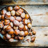 Schale  Sieht die Schale "speckig" aus, könnte die Nuss bereits verdorben sein. Die Schale sollte keine Risse und auch keinerlei Schimmel aufweisen.