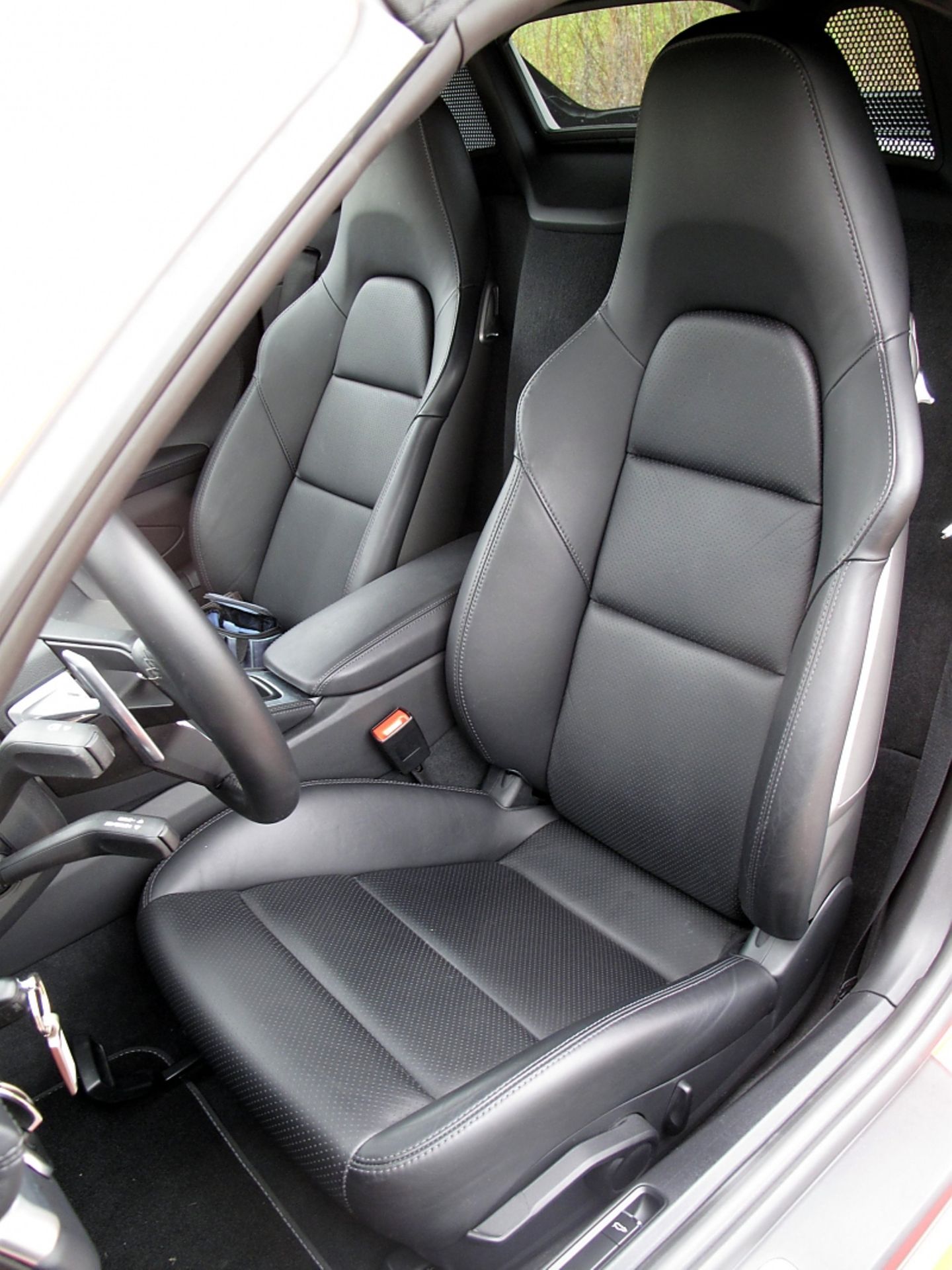 Im MTM Porsche 718 Boxster S bieten die Seriensitze guten Seitenhalt