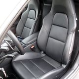 Im MTM Porsche 718 Boxster S bieten die Seriensitze guten Seitenhalt