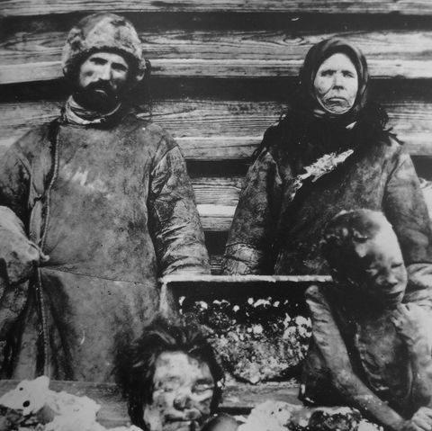 Das Foto zeigt Kannibalen aus der Wolgaregion im Jahr 1921 von Stalins Lagerinsel gibt es derartige Fotos nicht . Die Wirren des Bürgerkrieges und die Hungersnöte führten zu einer Verbreitung kannibalischer Praktiken