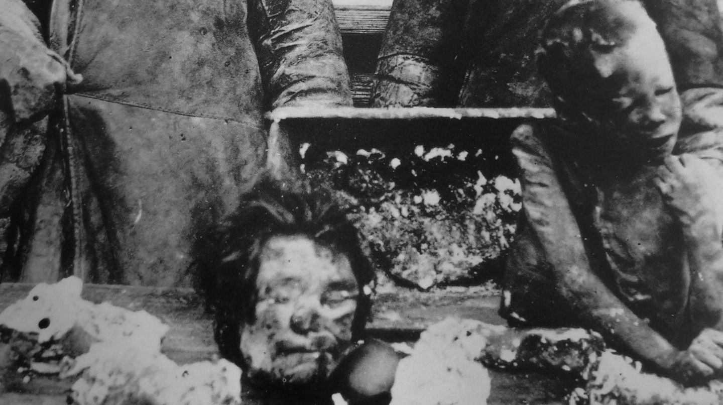 Das Foto zeigt Kannibalen aus der Wolgaregion im Jahr 1921 von Stalins Lagerinsel gibt es derartige Fotos nicht . Die Wirren des Bürgerkrieges und die Hungersnöte führten zu einer Verbreitung kannibalischer Praktiken