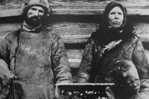 Das Foto zeigt Kannibalen aus der Wolgaregion im Jahr 1921 von Stalins Lagerinsel gibt es derartige Fotos nicht . Die Wirren des Bürgerkrieges und die Hungersnöte führten zu einer Verbreitung kannibalischer Praktiken