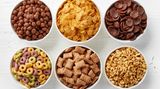Finger weg von Müslis oder Cornflakes, die kaum Ballaststoffe und zu viel Zucker enthalten.