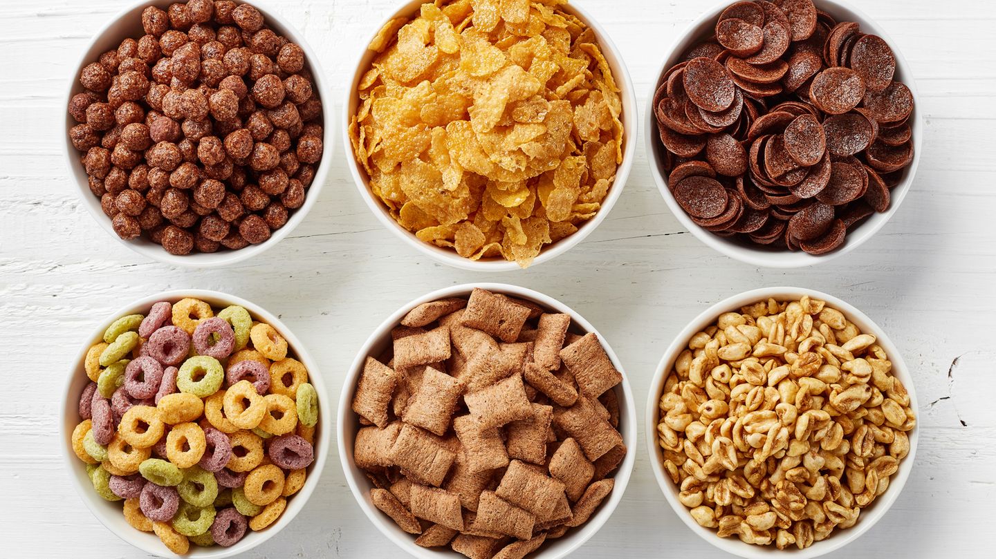 Finger weg von Müslis oder Cornflakes, die kaum Ballaststoffe und zu viel Zucker enthalten.