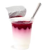 Fettreduzierte Joghurts klingen zwar gut, aber anstelle von Fett werden diese mit Süß- und Zusatzstoffen vollgepackt. Daher: Nicht essen! Lieber einen Naturjoghurt mit natürlichem Fettgehalt – ohne zugesetzte Süßstoffe – verspeisen.