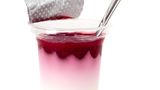 Fettreduzierte Joghurts klingen zwar gut, aber anstelle von Fett werden diese mit Süß- und Zusatzstoffen vollgepackt. Daher: Nicht essen! Lieber einen Naturjoghurt mit natürlichem Fettgehalt – ohne zugesetzte Süßstoffe – verspeisen.