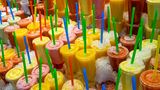 Smoothies aus dem Supermarkt sind zwar bequem zu kaufen, aber schmecken vor allem wegen des hohen Zuckergehalts.