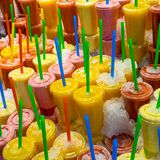 Smoothies aus dem Supermarkt sind zwar bequem zu kaufen, aber schmecken vor allem wegen des hohen Zuckergehalts.