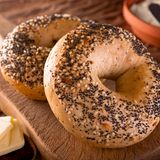 Bagels zum Frühstück sind keine gute Idee. Sie entsprechen – von der Menge der Kohlenhydrate – vier Scheiben Weißbrot.