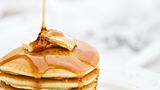Pfannkuchen mit Ahornsirup? Nein! Ahornsirup ist purer Zucker. Wenn schon Pfannkuchen, dann mit etwas Naturjoghurt essen.
