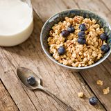 Von Granola sollte man genauso die Finger lassen wie von Müslis. Auch hier heißt der Übeltäter: Zucker!