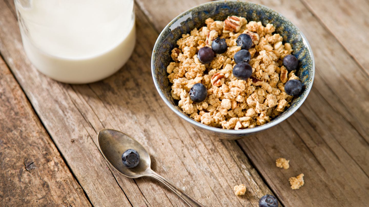 Von Granola sollte man genauso die Finger lassen wie von Müslis. Auch hier heißt der Übeltäter: Zucker!