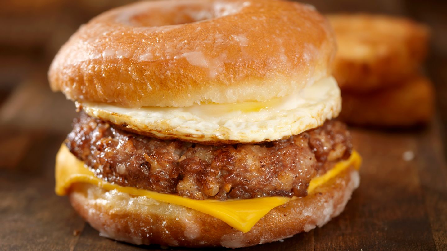 Keine gute Idee ist es, sich ein Frühstücks-Sandwich einer Fastfood-Kette zu holen: Es ist ein industriell verarbeitetes Lebensmittel mit Zusatzstoffen und kaum Ballaststoffen. Nach kurzer Zeit hat man wieder Hunger.